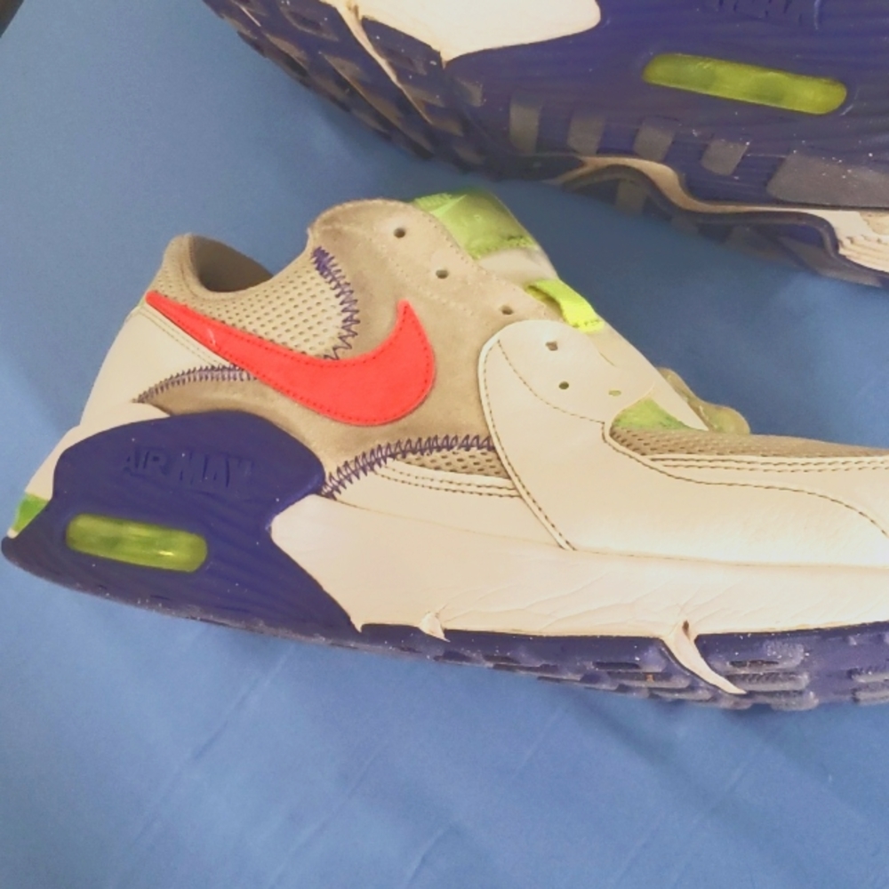 Nike Air Max Excee Bright Crimson/White Purple.